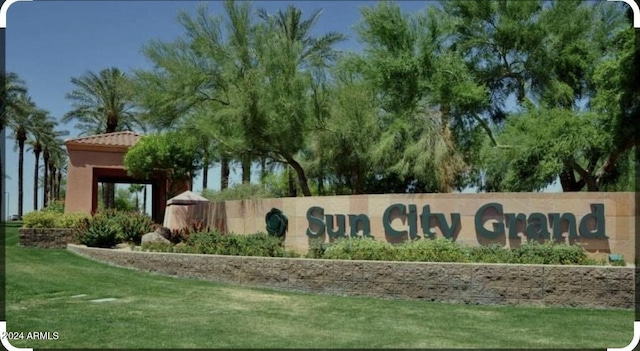 community / neighborhood sign featuring a lawn