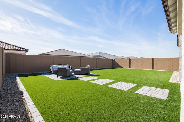 view of yard featuring an outdoor living space