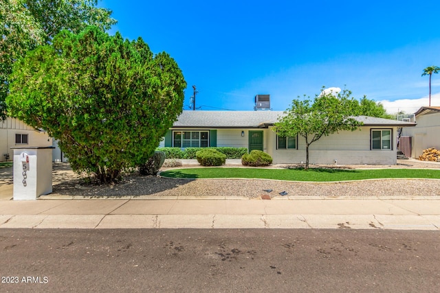 single story home with a front lawn