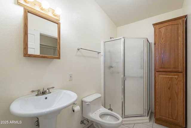 1530 E Loma Ln, Phoenix, AZ 85020 - full bath with a shower stall, tile patterned flooring, and vaulted ceiling