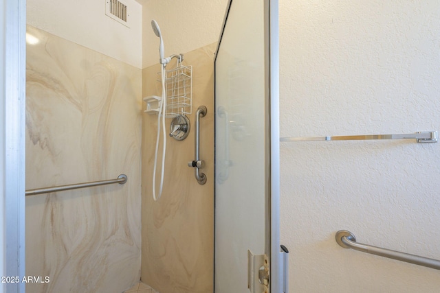 1530 E Loma Ln, Phoenix, AZ 85020 - bathroom featuring a walk in shower and a textured wall