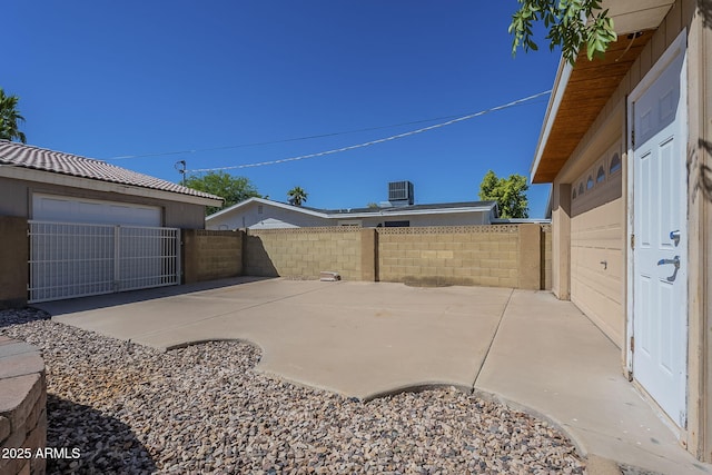 1530 E Loma Ln, Phoenix, AZ 85020 - fenced backyard featuring a patio area