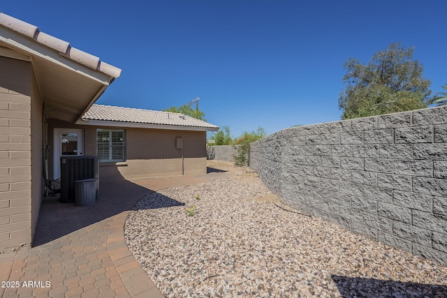 1530 E Loma Ln, Phoenix, AZ 85020 - fenced backyard with a patio