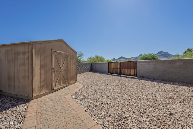 1530 E Loma Ln, Phoenix, AZ 85020 - view of yard featuring a storage shed