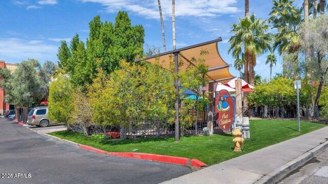 1530 E Loma Ln, Phoenix, AZ 85020 - view of community with a lawn