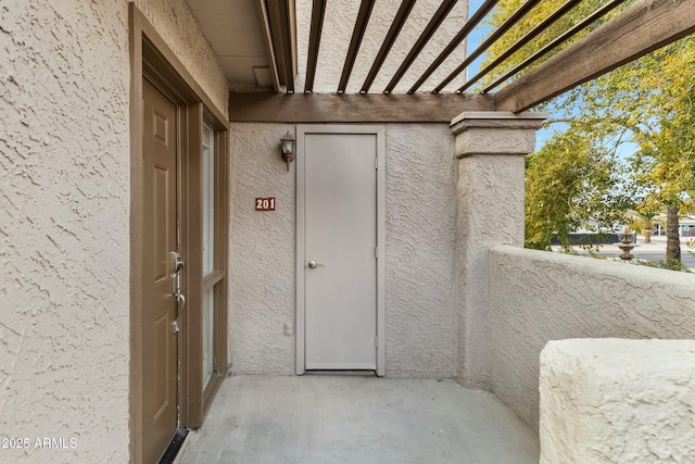 property entrance featuring a balcony