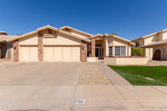 view of front of property featuring a front yard and a garage