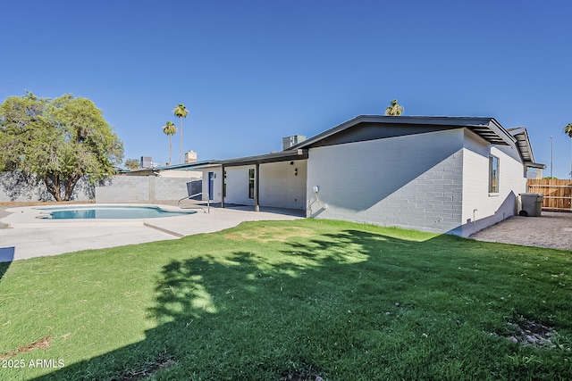 5028 W Shangri La Rd, Glendale, AZ 85304 - rear view of property with a fenced backyard and a patio