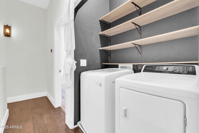 1350 S Greenfield Rd Unit 1166, Mesa, AZ 85206 - laundry area featuring washing machine and clothes dryer, dark wood finished floors, and baseboards