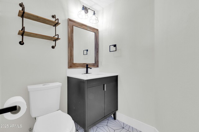 1350 S Greenfield Rd Unit 1166, Mesa, AZ 85206 - bathroom featuring toilet, vanity, and baseboards