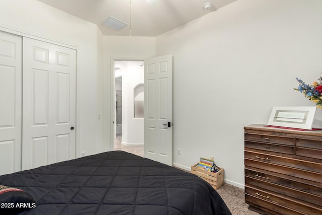 800 W Sycamore Ct, Litchfield Park, AZ 85340 - bedroom with visible vents, baseboards, arched walkways, a closet, and carpet