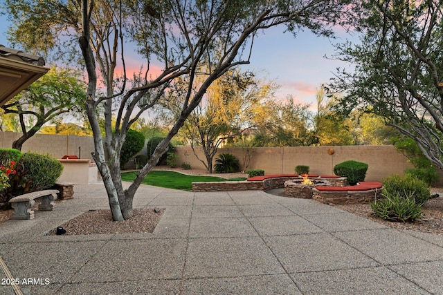 11193 N 121st Way, Scottsdale, AZ 85259 - fenced backyard with an outdoor fire pit and a patio area