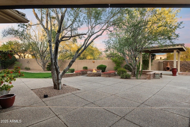 11193 N 121st Way, Scottsdale, AZ 85259 - fenced backyard featuring a patio and a fire pit