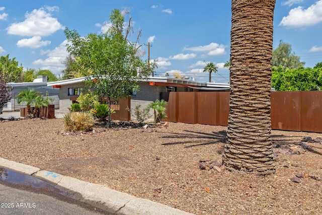 5739 N 11th St, Phoenix, AZ 85014 - view of yard