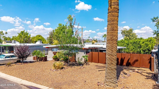 5739 N 11th St, Phoenix, AZ 85014 - view of yard