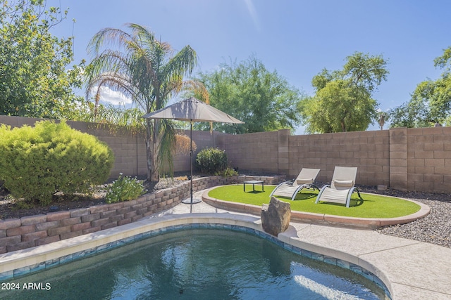 view of swimming pool