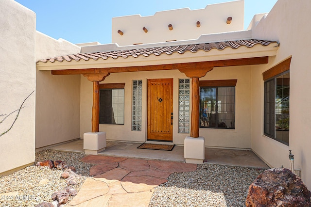 doorway to property with covered porch