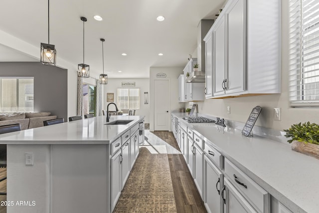 kitchen featuring dark wood finished floors, plenty of natural light, recessed lighting, a sink, and light countertops