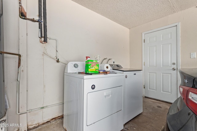 8051 W Mariposa Dr, Phoenix, AZ 85033 - laundry area with washing machine and clothes dryer and a textured ceiling
