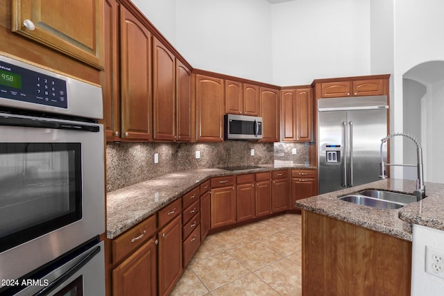 9845 E Inglewood St, Mesa, AZ 85207 - kitchen with stainless steel appliances, a high ceiling, a sink, and decorative backsplash