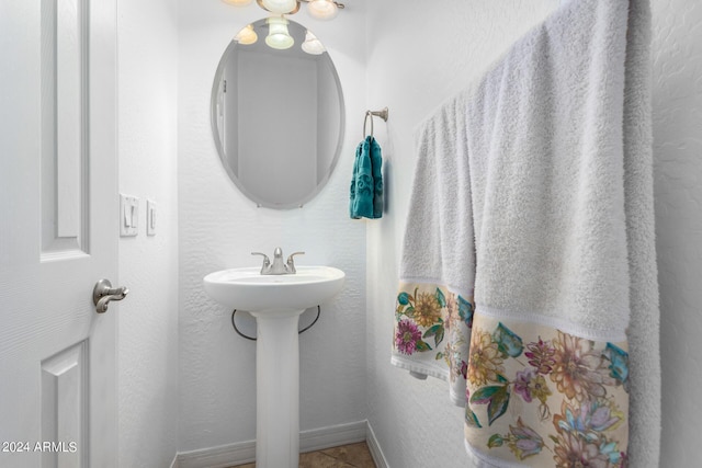 9845 E Inglewood St, Mesa, AZ 85207 - bathroom featuring a textured wall, a sink, and baseboards