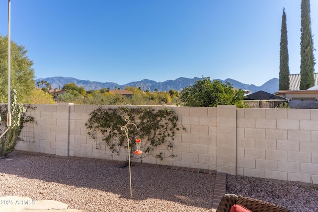 view of yard featuring a mountain view