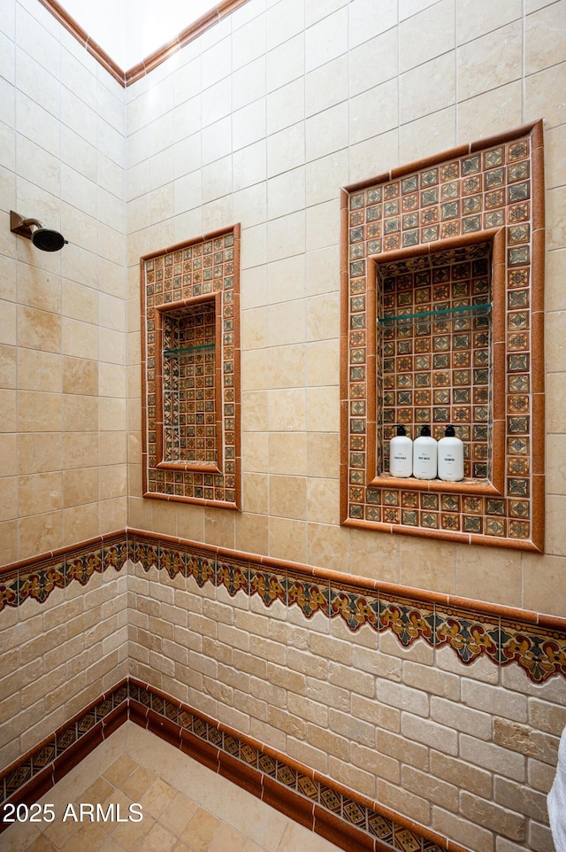 room details featuring tiled shower
