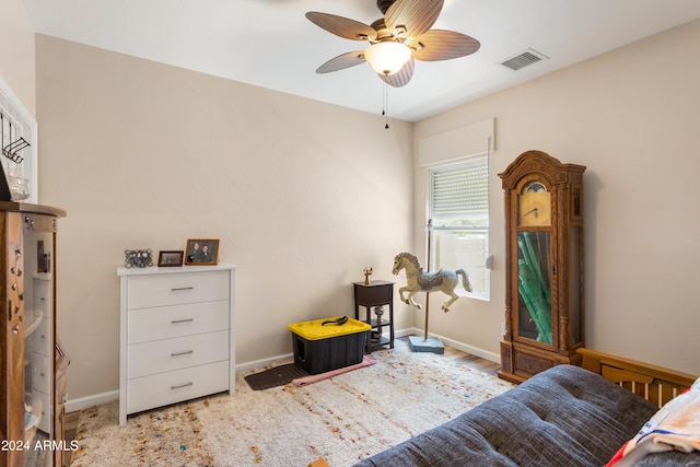 bedroom with ceiling fan