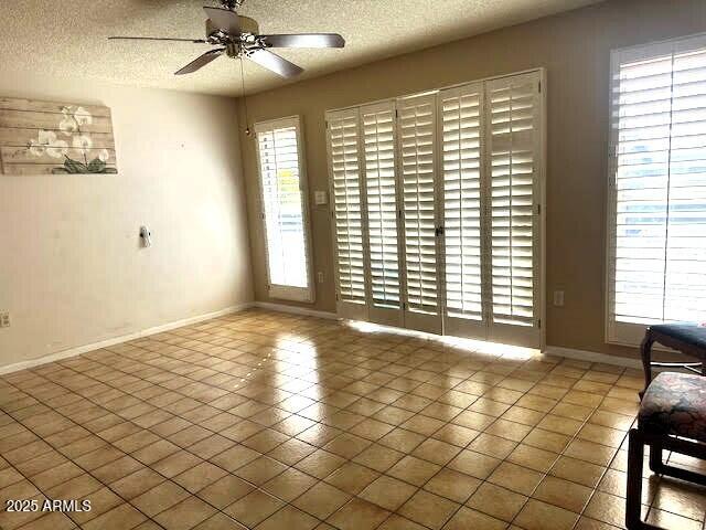 spare room featuring ceiling fan and a textured ceiling