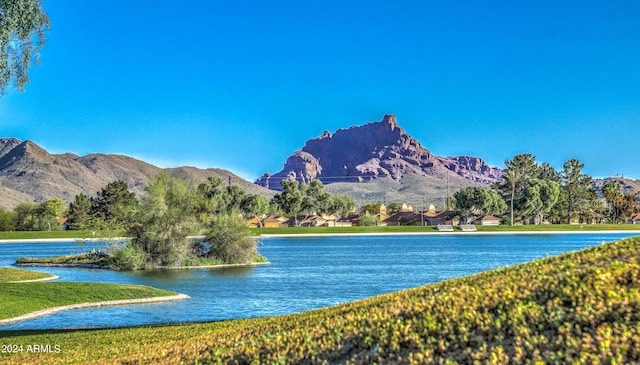 water view with a mountain view