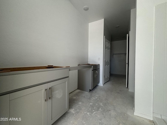 bathroom featuring unfinished concrete floors