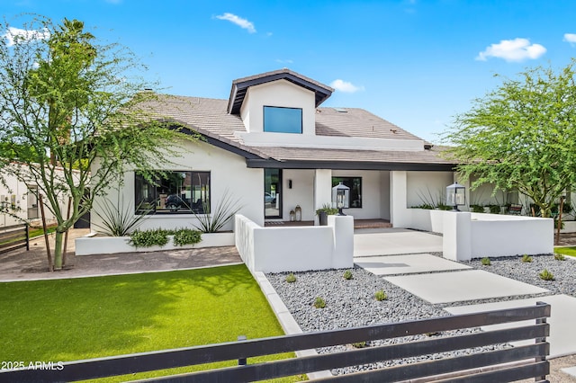 101 E Linger Ln, Phoenix, AZ 85020 - view of front facade featuring stucco siding, a fenced front yard, and covered porch