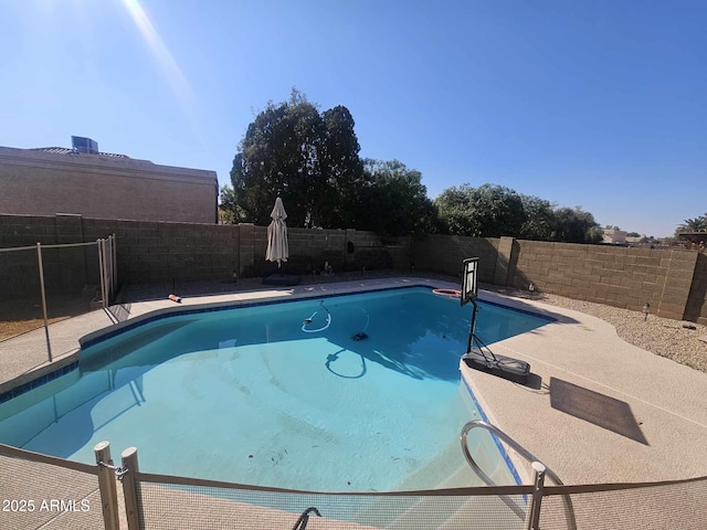 view of swimming pool