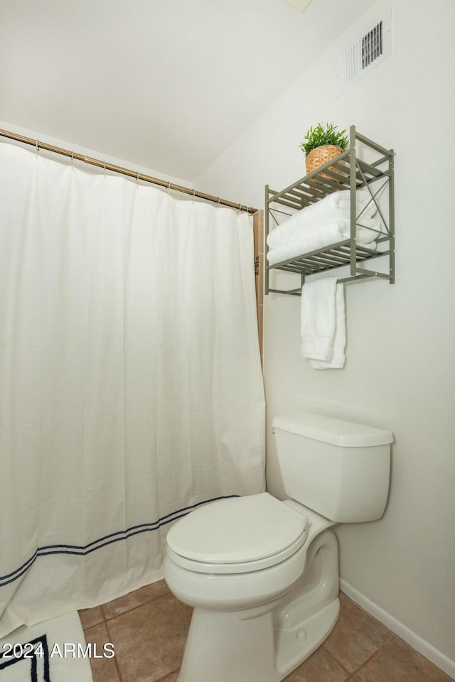 bathroom featuring curtained shower, tile patterned flooring, toilet, visible vents, and baseboards