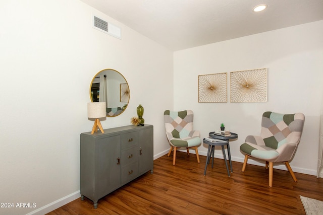 living area featuring recessed lighting, wood finished floors, visible vents, and baseboards