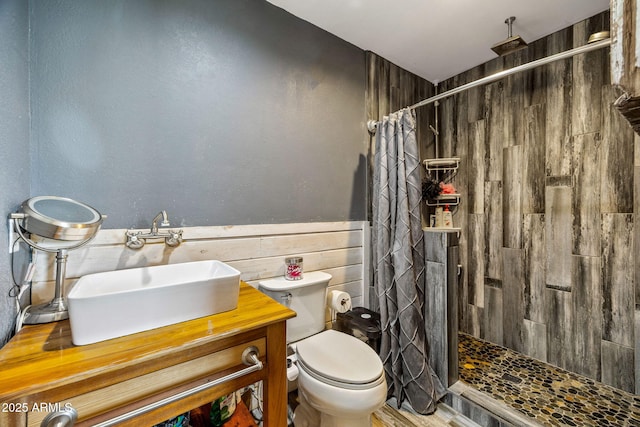 541 W Deuce Of Clubs, Show Low, AZ 85901 - full bathroom with vanity, toilet, and tiled shower