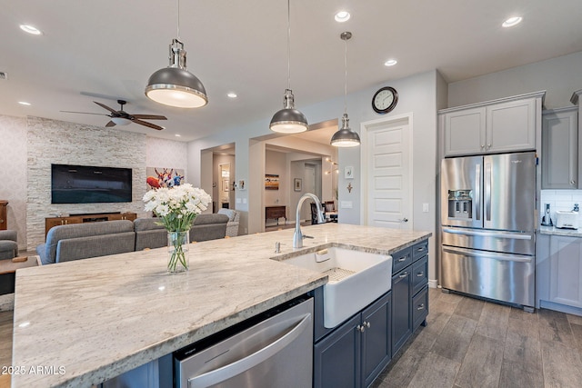10207 W Hedge Hog Pl, Peoria, AZ 85383 - kitchen featuring appliances with stainless steel finishes, a sink, wood finished floors, ceiling fan, and open floor plan