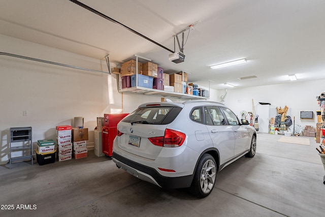 10207 W Hedge Hog Pl, Peoria, AZ 85383 - garage with a garage door opener