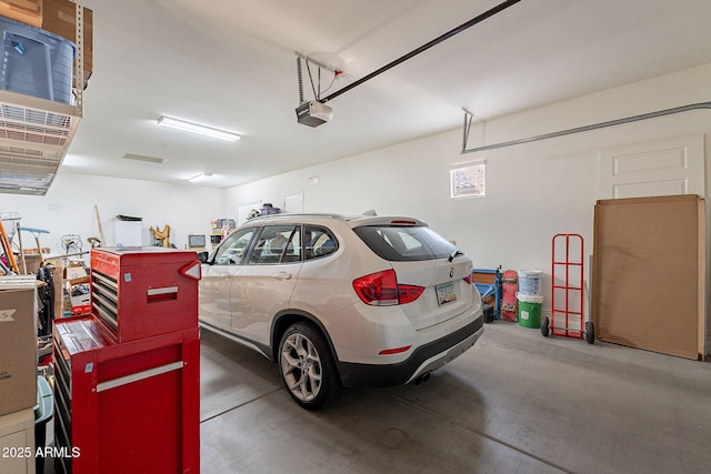 10207 W Hedge Hog Pl, Peoria, AZ 85383 - garage featuring a garage door opener