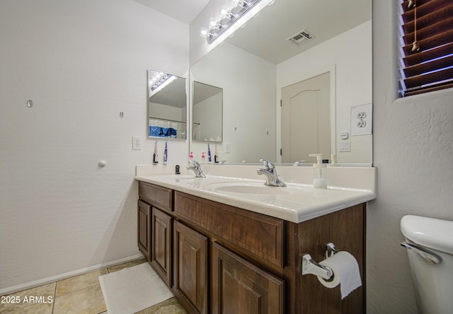 4609 E Ironhorse Rd, Gilbert, AZ 85297 - full bath featuring double vanity, toilet, baseboards, and a textured wall