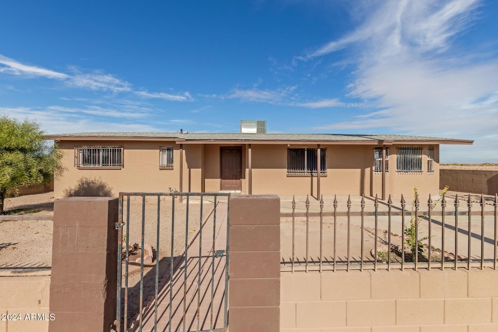 view of front of property