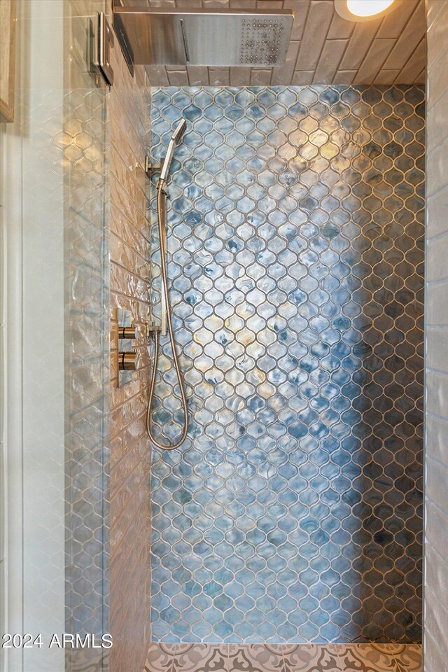 bathroom featuring tiled shower