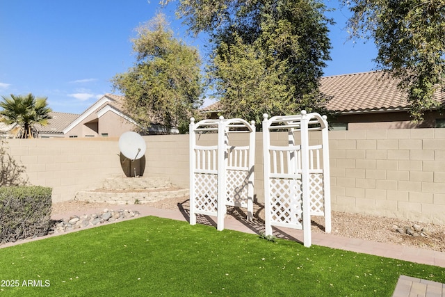 view of yard featuring a fenced backyard