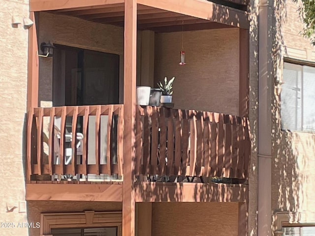 property entrance featuring a balcony