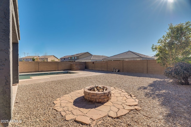 view of yard featuring a fire pit