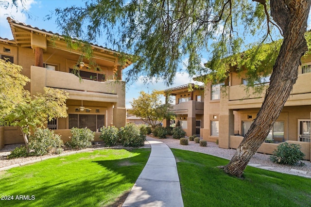 view of property's community featuring a yard