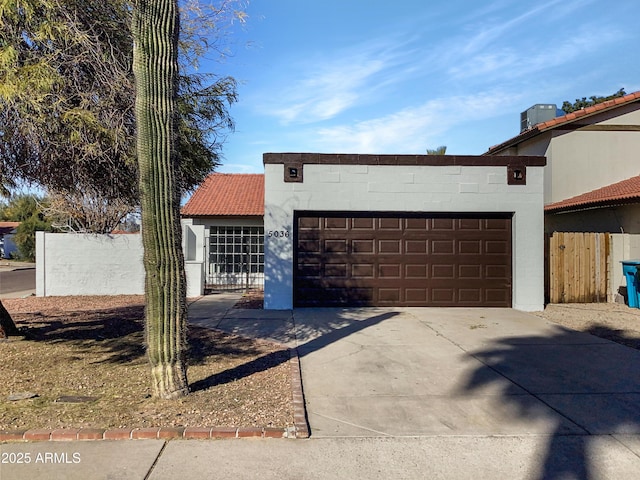 view of front facade featuring a garage