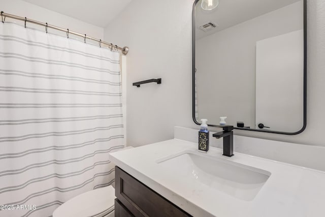 full bath with toilet, a shower with shower curtain, vanity, and visible vents