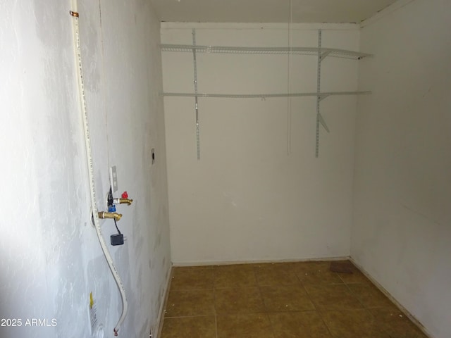 3171 W Orchid Ln, Phoenix, AZ 85051 - clothes washing area with tile patterned floors and baseboards