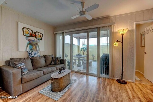 bedroom featuring light hardwood / wood-style floors, a textured ceiling, a closet, and ceiling fan